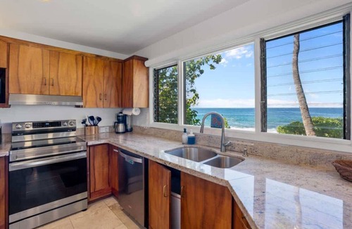 Kahaluu Bay House | Oceanfront Luxury House, Pool & AC, Near Magic Sands