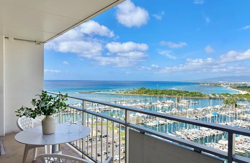 Waikiki House | Oceanview in Waikiki: 2 Queen Beds w/Parking