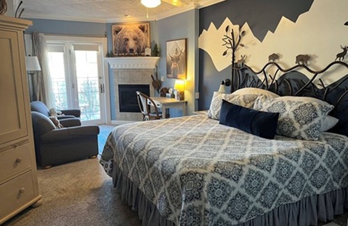 Colorado Springs Bed & Breakfast | Old Town Guesthouse B&B caters to adults for leisure travel, provides a unique Colorado romantic getaway for couples, welcomes wedding parties, families and reunions, and accommodates flexible schedules for business travelers.