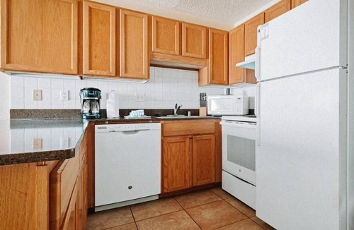 Nawiliwili Apartment | One Room w/Queen Bed | Direct Outdoor Pool Access | Near Wilcox Rd Beaches