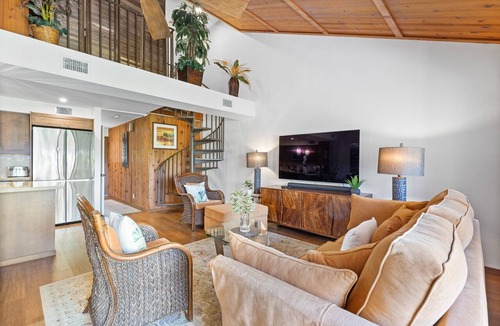 Kihei Condo | Open Condo with Warm Wood Accents