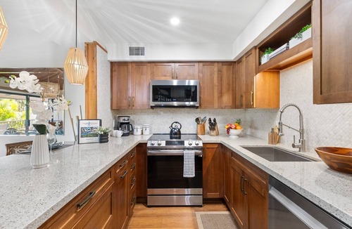 Kihei Condo | Open Condo with Warm Wood Accents