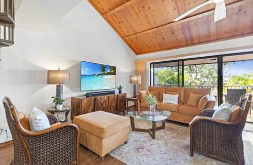 Kihei Condo | Open Condo with Warm Wood Accents