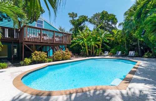 Bay Isle House | Palm Paradise - Pet Friendly Home on Siesta Key w/Large Heated Private Pool & Outdoor Area!