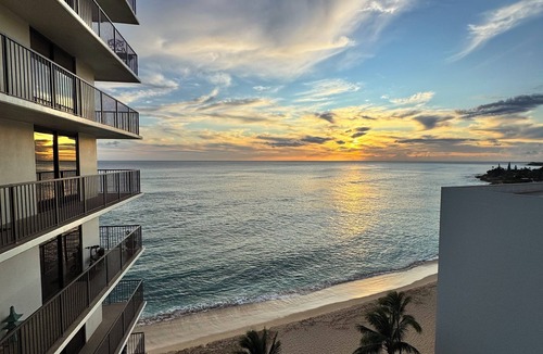 Makaha Condo | Panoramic Ocean Views with Direct Beachfront Access + Pool & Hot Tub
