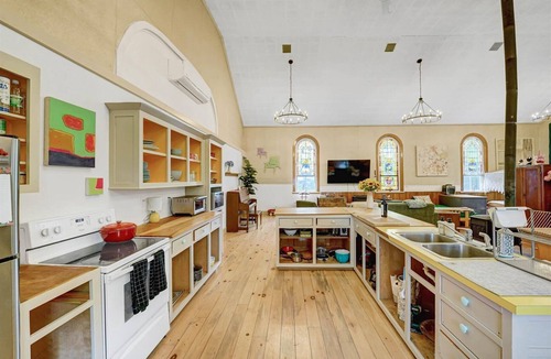 Spring Mills House | Peaceful Fun Church House, Sleep 8+, FreeParking, 19 miles Penn State University