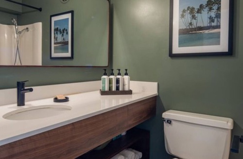 Historic Kailua Village Hotel | Peaceful Hideaway with Pool, Bikes & Perks