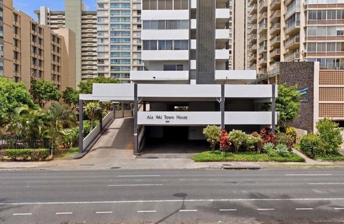 Waikiki Condo | Penthouse Oasis+W/D | Free Parking | Pets | Beach