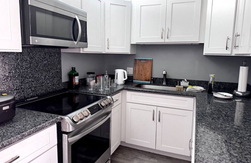 Downtown Honolulu Apartment | PenthouseCloseTo HPU&CruiseHugeTerrace withParkingOne and half Bath up 16person