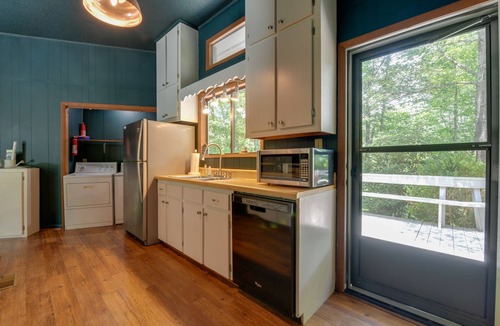 Almond Cabin | Pet-Friendly Cabin - 1 Mi From Fontana Lake!