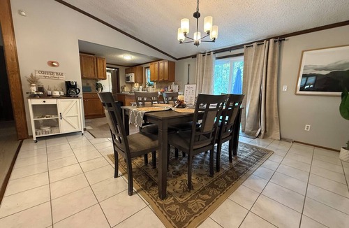 Green Creek House | Pet-Friendly Family Escape- Minutes to Wildwood! Fire-pit Sleeps 5