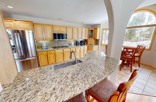 Three Peaks House | Pet Friendly, Private Hot Tub, Deck! BIG Home for Family/Teams. Near Events