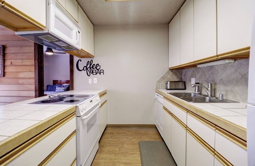 East Village at Copper Condo | Pet Friendly, Short Walk to Lifts, Hot tub AN202