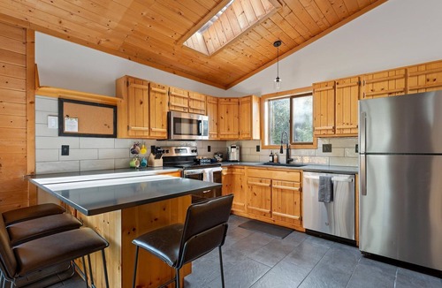 Spring Valley Cabin | Pikes Peak Family Cabin: Hot Tub, Arcade, BBQ & EV Charging. Sleeps 6.