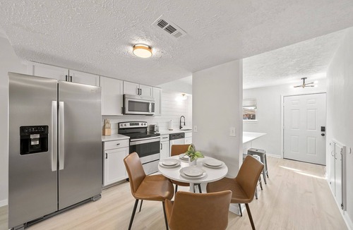 Holiday Beach House | Pool + Games + Outdoor Dining + Walk to the Beach - The Disco Dolphin PCB