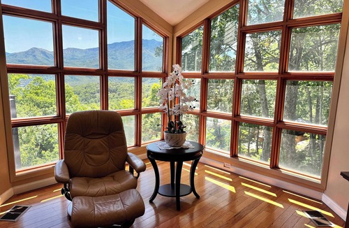 Chalet Village Cabin | Poppes VIEW, HotTub, Elevator, 2 K Sts, PoolTbl