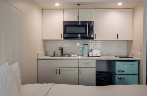 Waikiki House | Premium Kalākaua Haus Kitchenette