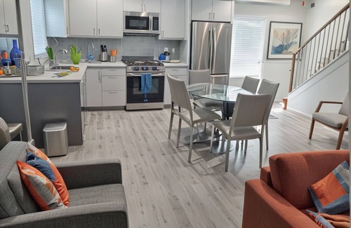 Hollywood Apartment | Prime Hollywood 4BR Suite Stay Near Paramount: Free Parking