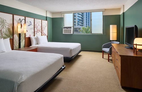 Ala Moana Hotel | Prime Location! 2 Welcoming Units with Onsite Pool Property
