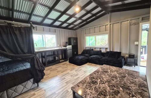 Kurtistown Cabin | Private off grid cabin with AC & WIFI near Volcano