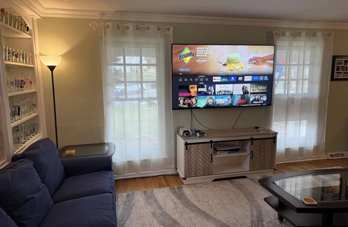 Moylan House | Private Room in a Modern House!