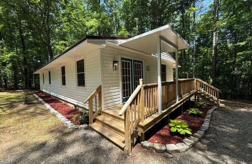 Macon House | Quaint 3-bedroom 2-bathroom house with all necessary features in welcoming Macon