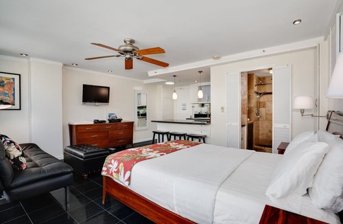 Waikiki Condo | Queen Bed Waikiki Studio 918 @ Waikiki Grand Hotel® Honolulu Hawaii Full Kitchen