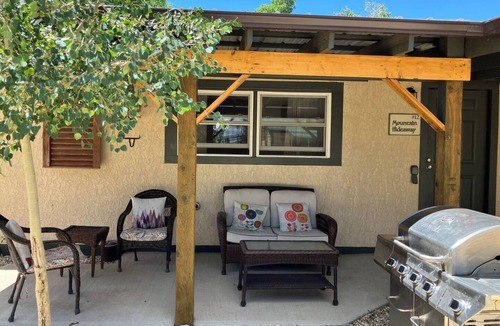 Westcliffe Cottage | Ravens Hideaway Cottage on Main, King, KItchen, Living Rm, w/d & Patio w/Grill