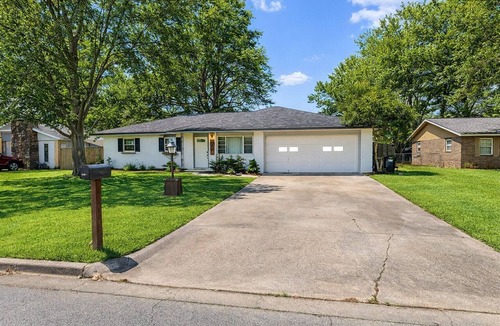 Springdale House | Recently Updated, King bed, Near U of A & Downtown
