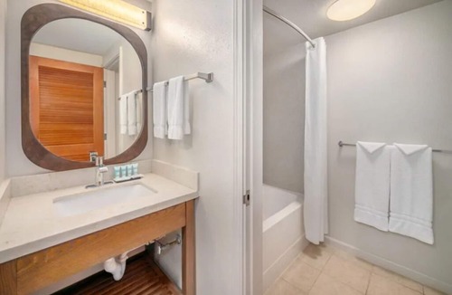 Kahului Hotel | Relax and Recharge! Two Ocean View Rooms with Outdoor Pool Access!