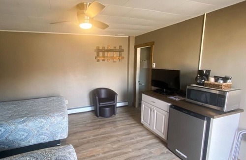 Oak Creek Hotel | Relaxing Getaway in our Classic Room at Lodges of Oak Creek!