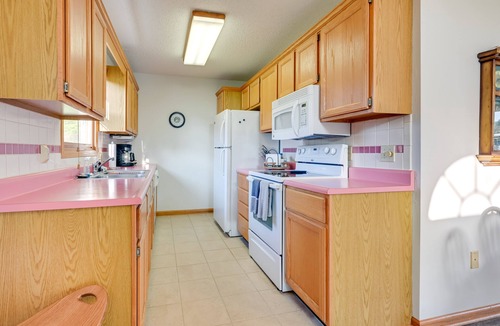 Au Gres Cottage | Riverfront Au Gres Cottage w/Fire Pit & Grill!