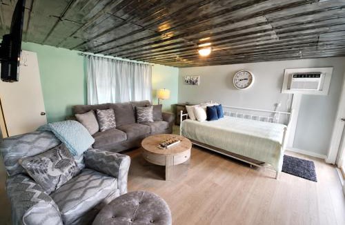 Muscle Shoals House | Riverfront stay Near Wilson Dam with Grill