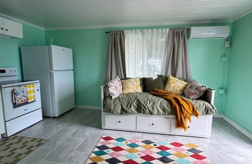 Warm Mineral Springs Apartment | Rivers Edge Bungalow Waterside