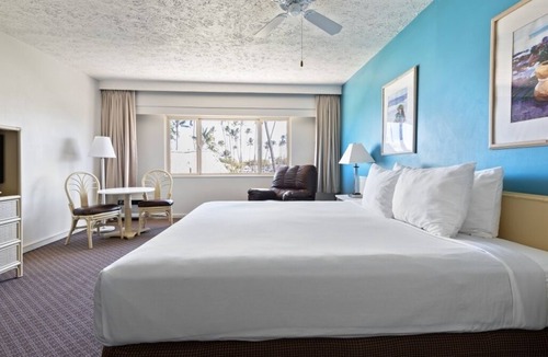 Kahului Hotel | Romantic Beach Getaway | Outdoor Pool | Minutes to Paukukalo Beach - 1.9 mi