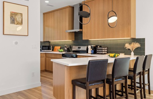 Historic Filipinotown House | Rooftop 3B/2.5BA House-Near Dodger Stadium + DTLA