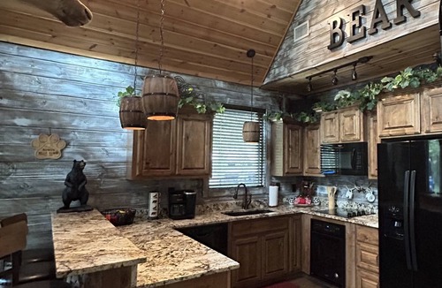 Broken Bow Cabin | Rowdy Bear Cabin-Fort PlaySet-Fishing Pond-Arcade-Foosball-XBox-Gas Grill-Hottub