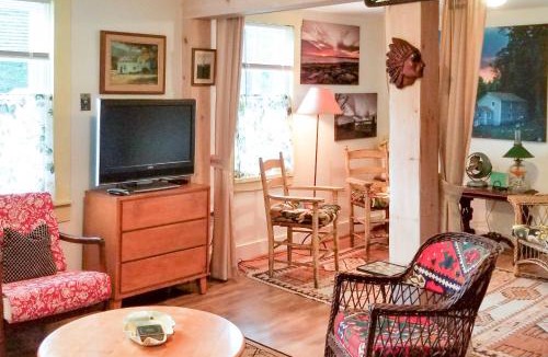 Northfield House | Rustic-Chic Cottage w/Yard & Grill - Near Hiking!