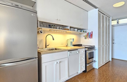 Diamond Head - Kapahulu - St. Louis Apartment | Sans Souci 303 ☘ Beachfront Studio Condo —Monthly Rental