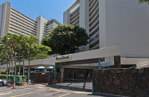 Diamond Head - Kapahulu - St. Louis Apartment | Sans Souci 303 ☘ Beachfront Studio Condo —Monthly Rental