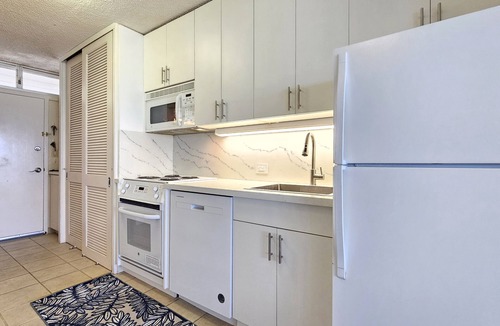 Diamond Head - Kapahulu - St. Louis Apartment | Sans Souci Beachfront Studio Condo 106