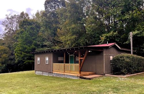 Northport House | Secluded Cottage on 13 wooded acres – 10 min to UA