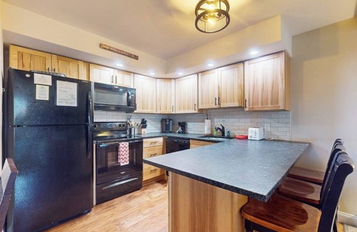 Mendon Condo | Secluded ski condo near Killington with fast WiFi, shared outdoor pool, & tennis