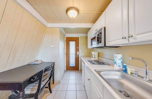 Kaunakakai Apartment | Settle Into a Molokai Oceanfront Resort Studio with Pool & WiFi