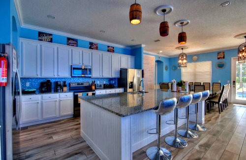 Loughman House | SIDE BY SIDE America & Music Bowling Villas, 28 en suites, 1 GB wifi, sleep 80