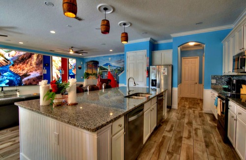 Loughman House | SIDE BY SIDE America & Music Bowling Villas, 28 en suites, 1 GB wifi, sleep 80
