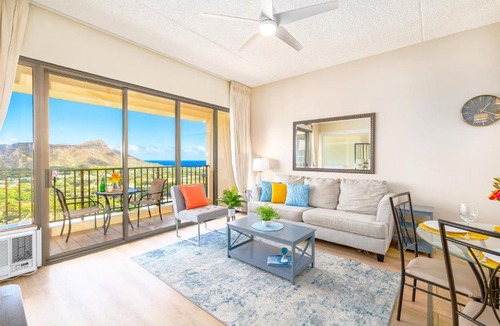 Waikiki Apartment | Sky-high condo with lanai & beach access