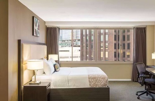 Logan Square Hotel | Skyline Suites on the Parkway with Full Kitchen