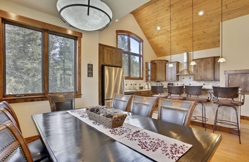 Old Town House | Slopeside Villa 126 I Ski Views I Private Hot Tub I Bunks I Steam Shower I Discounted Attractions