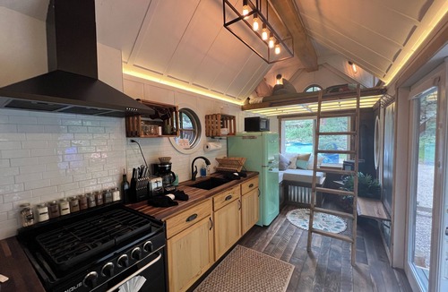 Drake House | Snowshoe Hare Tiny Home at The Woolly Bugger Inn